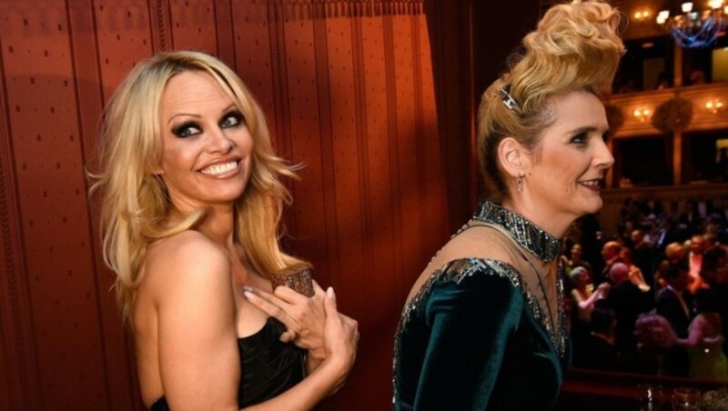 Pamela Anderson und Dschungelcamperin Helena Fürst (Bild: APA/HELMUT FOHRINGER)