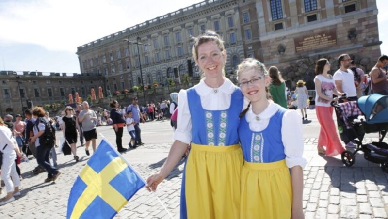 Fans in schwedischer Nationaltracht (Bild: APA/EPA/Christine Olsson/TT)