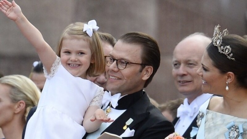 Estelle bekam für die Hochzeit einen neuen Haarschnitt und trug natürlich eine Schleife im Haar. (Bild: AFP/JONATHAN NACKSTRAND)