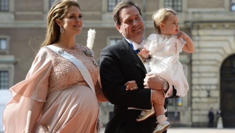 Die hochschwangere Madeleine mit Tochter Leonore und Ehemann Chris O'Neill (Bild: AFP/JONATHAN NACKSTRAND)