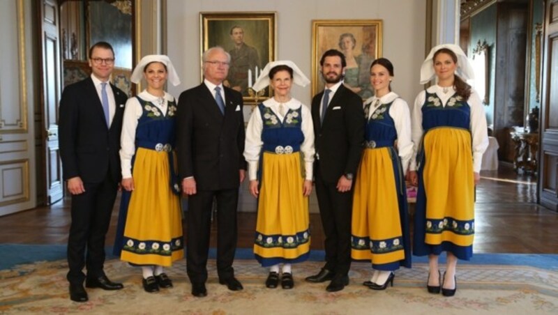 Die schwedische Königsfamilie mit dem Brautpaar am Nationalfeiertag in der Nationaltracht (Bild: AP/Soren Andersson/TT)