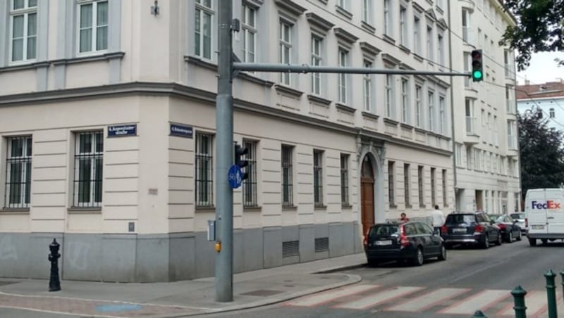 Links oben auf dem Mast zu erkennen: ein Access Point in der Belvederestraße. (Bild: MA 33)