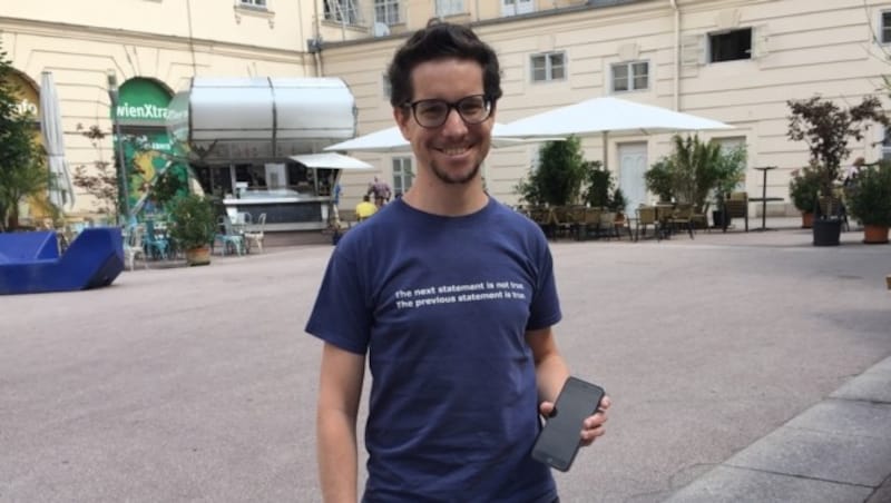 Programmierer Uwe Meier nutzt die Daten der Stadt Wien und speist seine eigene App damit. (Bild: Kronen Zeitung)