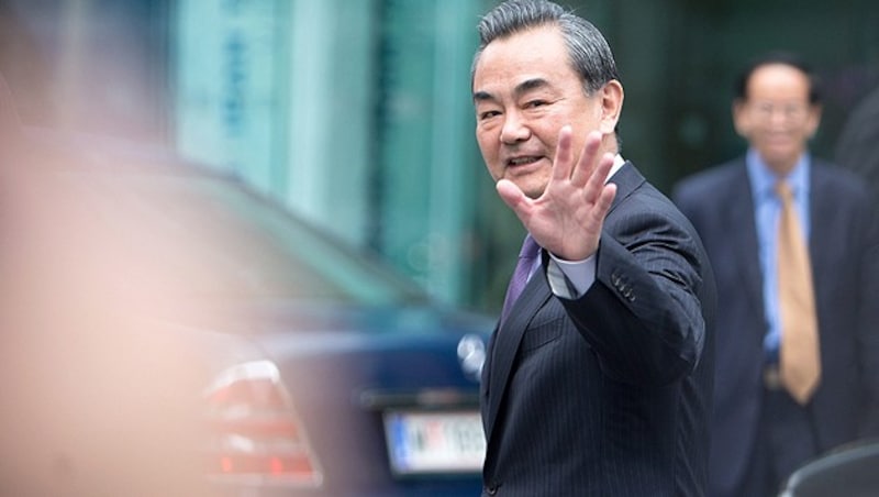 Chinas Außenminister Wang Yi am Tagungsort (Bild: APA/EPA/Georg Hochmuth)