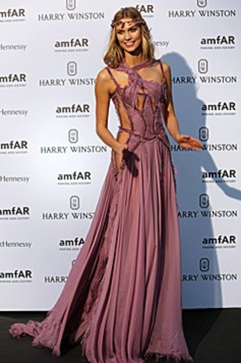 Karlie Kloss behielt die sexy Versace-Robe nach der Show gleich an. (Bild: AP)