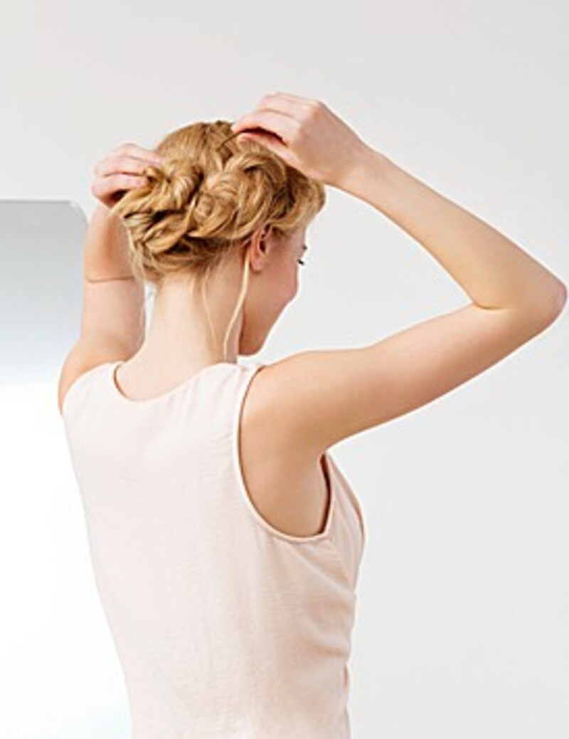 Das gesamte Haar mit dem französischen Zopf zusammen flechten, am Hinterkopf eindrehen, feststecken. (Bild: wellaflex)