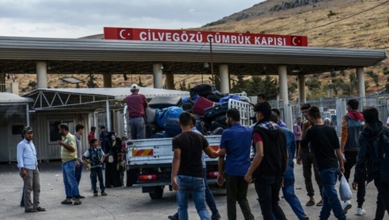 Syrische Flüchtlinge an der Grenze zur Türkei (Bild: AFP)