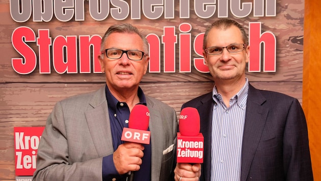 Harald Kalcher ("OÖ-Krone") und Reinhard Waldenberger (ORF, li.) moderieren den OÖ Stammtisch. (Bild: Horst Einder)