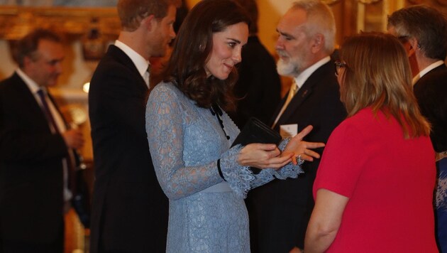 Herzogin Kate zeigt erstmals ihre Babybäuchlein: Wird es ein Bub? (Bild: www.PPS.at)