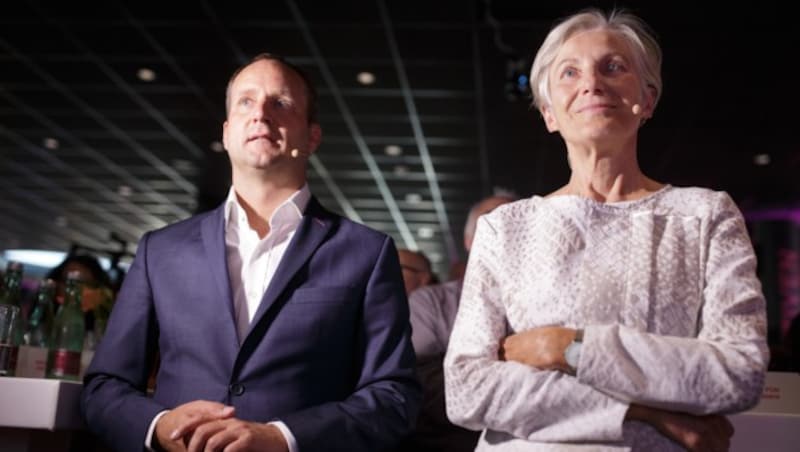 Matthias Strolz und Irmgard Griss beim NEOS-Wahlkampfauftakt Anfang September (Bild: APA/GEORG HOCHMUTH)