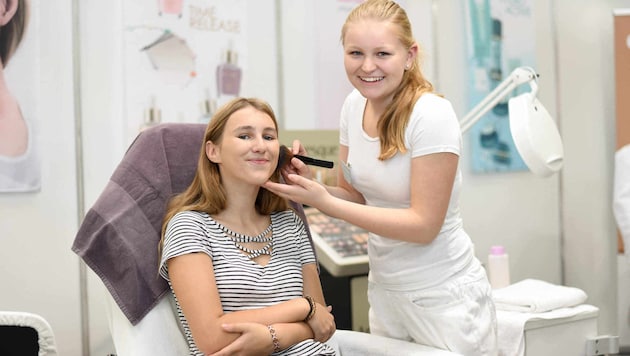 Katharina (14) holte sich bei Isabell Pechmann (r.) Infos zum Berufsbild der Kosmetikerin. (Bild: Markus Wenzel)