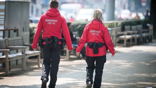 Der Ordnungsdienst der Stadt Linz bekommt Unterstützung durch die Volkshilfe. (Bild: Kerschbaummayr)