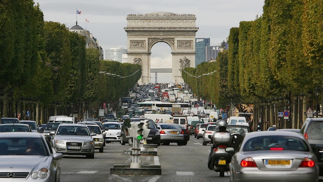 Der Verkehr am Champs Elysees nahe des Arc de Triomphe (Bild: AFP/Fred Dufour)