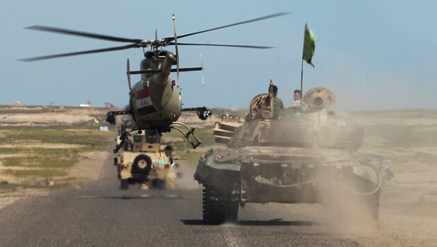 Panzer, Hubschrauber und Truppentransporter der irakischen Armee (Bild: AFP)