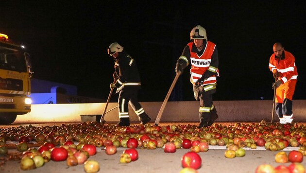 Nach dem Crash auf der A 1 bei Sattledt mussten Tausende Äpfel weggeräumt werden. (Bild: laumat.at / Matthias Lauber)