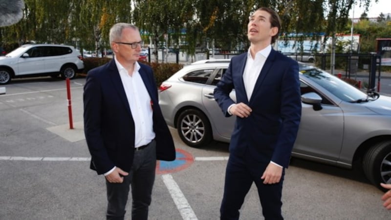 "Krone"-Chefredakteur Klaus Herrmann mit Sebastian Kurz vor dem Pressehaus in Wien (Bild: Martin A. Jöchl)