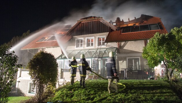 120 Feuerwehrleute löschten den Brand in Waxenberg. (Bild: FOTOKERSCHI.AT/KERSCHBAUMMAYR)