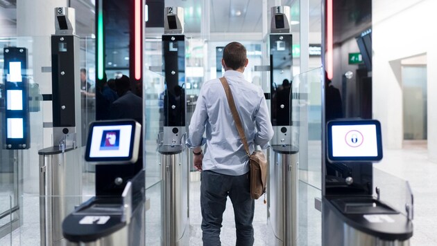 Künstliche Intelligenz ermöglicht auch eine automatische Passkontrolle, wie etwa hier in Zürich. (Bild: EPA)
