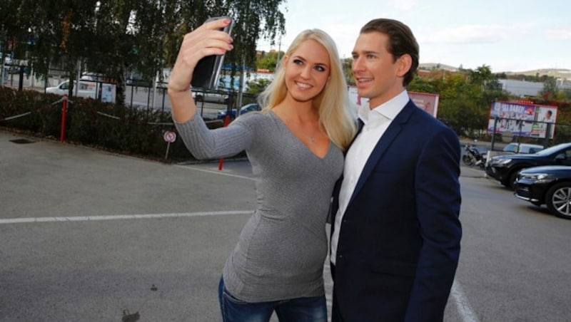 Sebastian Kurz beim Selfie-Shooting mit einem Fan (Bild: Martin A. Jöchl)