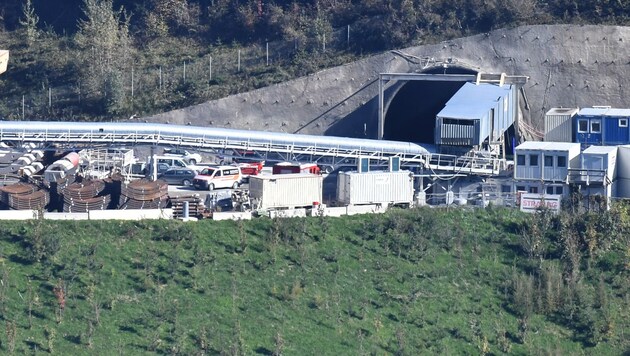 Bei dieser Zufahrt zum Tunnel im Ahrental kam es zu dem tödlichen Unfall. (Bild: zeitungsfoto.at)