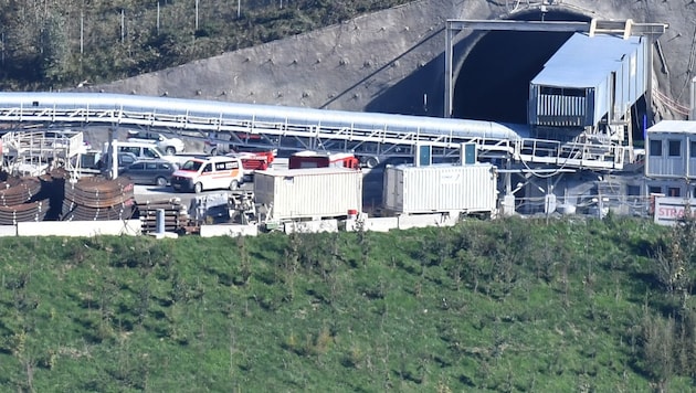 Bei dieser Zufahrt zum Tunnel im Ahrental kam es zu dem tödlichen Unfall. (Bild: zeitungsfoto.at)