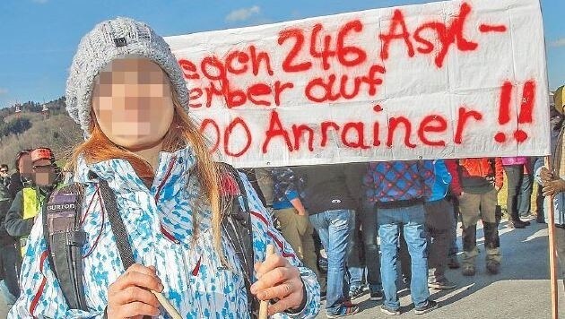 Anrainer in Bergheim protestierten vor der Eröffnung vehement gegen das Asyllager. (Bild: Markus Tschepp)