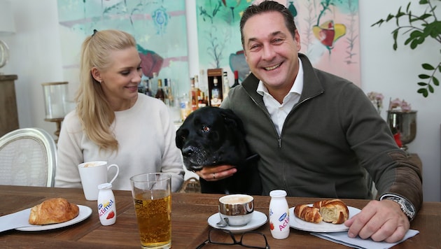 Philippa und Heinz-Christian Strache mit ihrer Hündin Odi (Bild: KRONEN ZEITUNG/Peter Tomschi)