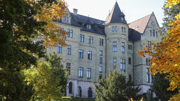 Aus dem Pflegeheim Schloss Cumberland in Gmunden war die 62-Jährige abgängig. (Bild: laumat.at / Matthias Lauber)