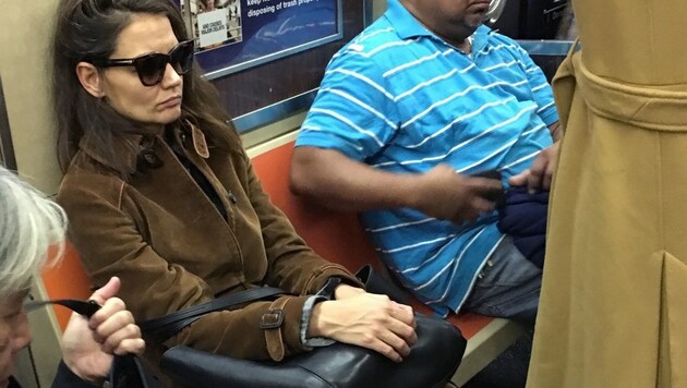 Katie Holmes fährt lieber mit der U-Bahn als mit der Luxuslimousine zum Shopping. (Bild: www.PPS.at)