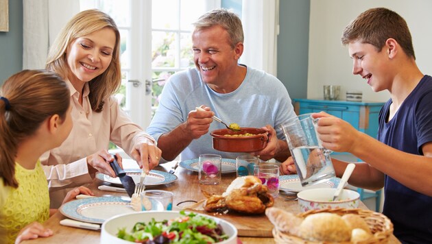 Am gemeinsamen Familientisch wird heute viel zu selten gegessen. (Bild: Monkey Business/stock.adobe.com)