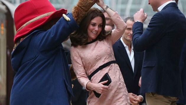 Herzogin Kate tanzt mit Paddington Bär (Bild: AP)