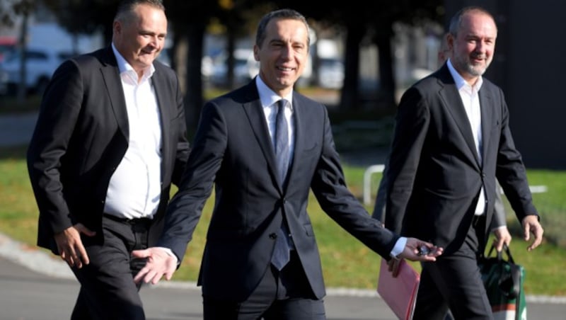 Hans Peter Doskozil, Christian Kern und Thomas Drozda vor einer Sitzung des SPÖ-Präsidiums (Bild: APA/ROLAND SCHLAGER)