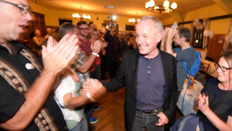 Peter Pilz bei der Wahlfeier seiner Liste im Schutzhaus auf der Schmelz in Wien (Bild: APA/ROLAND SCHLAGER)