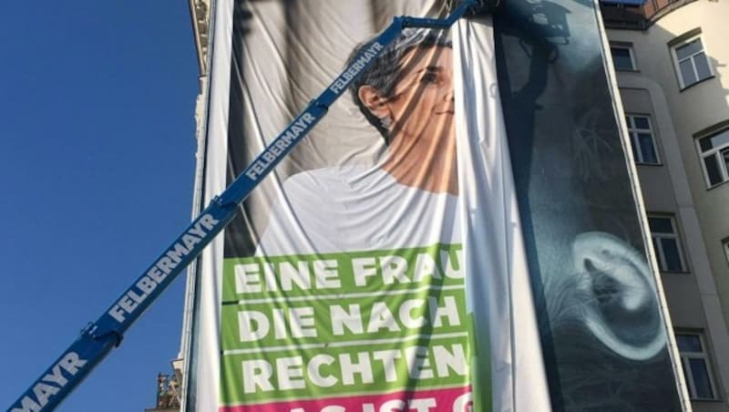 Das Wahlplakat der Grünen an der Linken Wienzeile wurde bereits am Montag abmontiert. (Bild: APA/MARIE-THERES FISCHER)