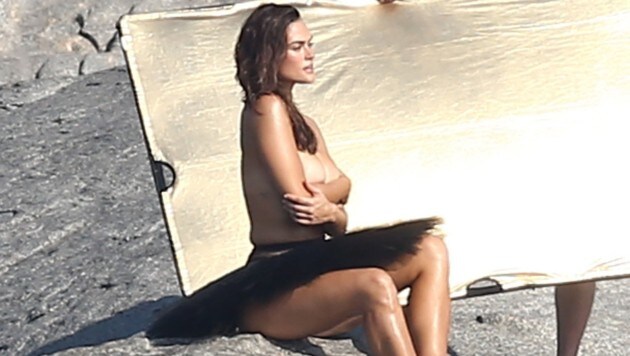 Sehr sexy! Myla Dalbesio beim Oben-ohne-Shooting für die "Sports Illustrated Swimsuit Issue" (Bild: www.PPS.at)