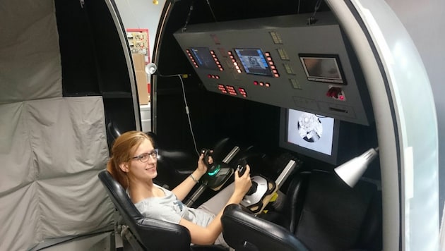 Am Simulator einer Sojuskapsel muss Possnig mit ihren Probanden Flüge ins Weltall simulieren. (Bild: Possnig)