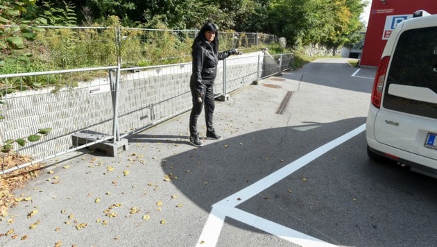 Zwischen der Parkplatz-Markierung und des Geländers ist nicht mehr viel Platz, wie Ilse Riedl zeigt. (Bild: Spiess Foto Tirol Erich Spiess)