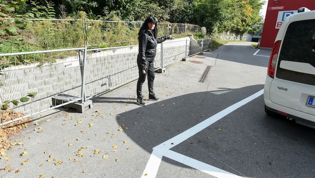 Zwischen der Parkplatz-Markierung und des Geländers ist nicht mehr viel Platz, wie Ilse Riedl zeigt. (Bild: Spiess Foto Tirol Erich Spiess)