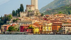 In der italienischen Gemeinde Malcesine (Bild) fischte ein Taucher kürzlich eine Flaschenpost aus dem Gardasee. (Bild: stock.adobe.com)