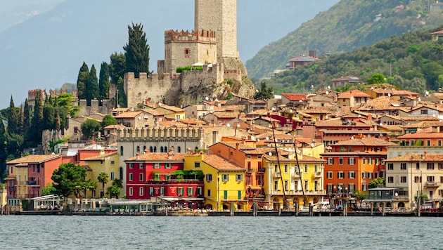 In der italienischen Gemeinde Malcesine (Bild) fischte ein Taucher kürzlich eine Flaschenpost aus dem Gardasee. (Bild: stock.adobe.com)