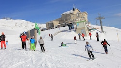 Vier chinesische Touristen waren am Krippenstein nicht mit Skiern, sondern einem Pkw unterwegs. (Bild: Marion Hörmandinger, Krone KREATIV)