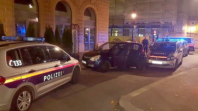 Das Auto des betrunkenen Lenkers konnte schließlich von der Polizei gestoppt werden. (Bild: APA/POLIZEI)