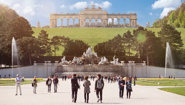 Vor der Corona-Krise: Zahlreiche Touristen bevölkern Schönbrunn. (Bild: stock.adobe.com)
