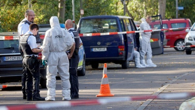 Polizisten sichern Spuren bei einer Tiefgarage in Eislingen, in der drei Leichen gefunden wurden. (Bild: APA/SDMG/Alexander Woelfl)