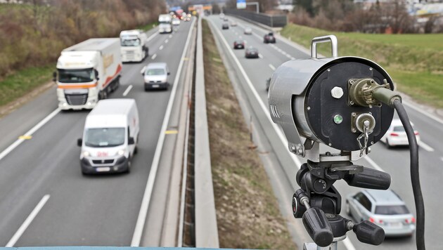 Video-Kameras auf den Autobahn-Brücken zeichnen das Fahrverhalten von Pkw- sowie Lkw-Lenkern auf. (Bild: Christof Birbaumer/Kronenzeitung)