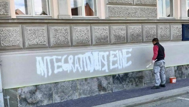 Der Graffiti-Spruch am Rathaus musste entfernt werden. (Bild: Facebook)