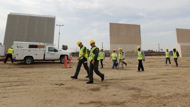 Prototypen fr eine Mauer wurden bereits aufgestellt - hier bei der mexikanischen Grenzstadt Tijuana. (Bild: AP)