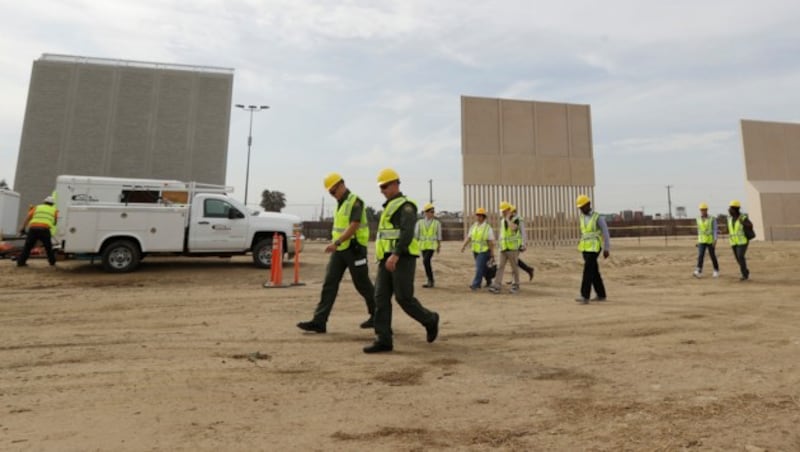 Prototypen für eine Mauer wurden bereits aufgestellt - hier bei der mexikanischen Grenzstadt Tijuana. (Bild: AP)