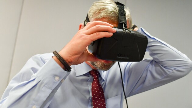 LH-Vize Michael Strugl (ÖVP) auf Entdeckungsreise in der Virtual Reality. (Bild: © Harald Dostal / 2017)