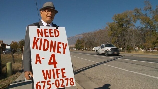Das ist wahre Liebe: Per Plakat sucht Wayne Winters nach einer neuen Niere für seine kranke Frau. (Bild: Krone)
